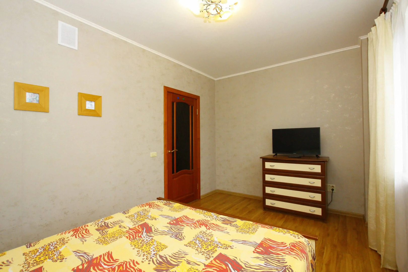 Альт Апартаменты студио с 2 спальнями (003)