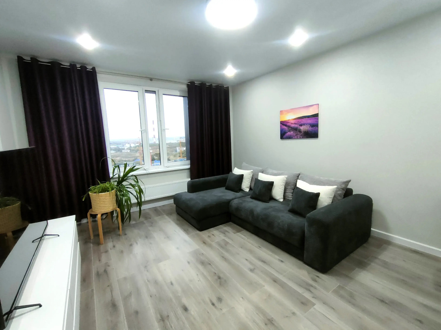 Апартаменты видовые двухкомнатные у метро на 24 этаже