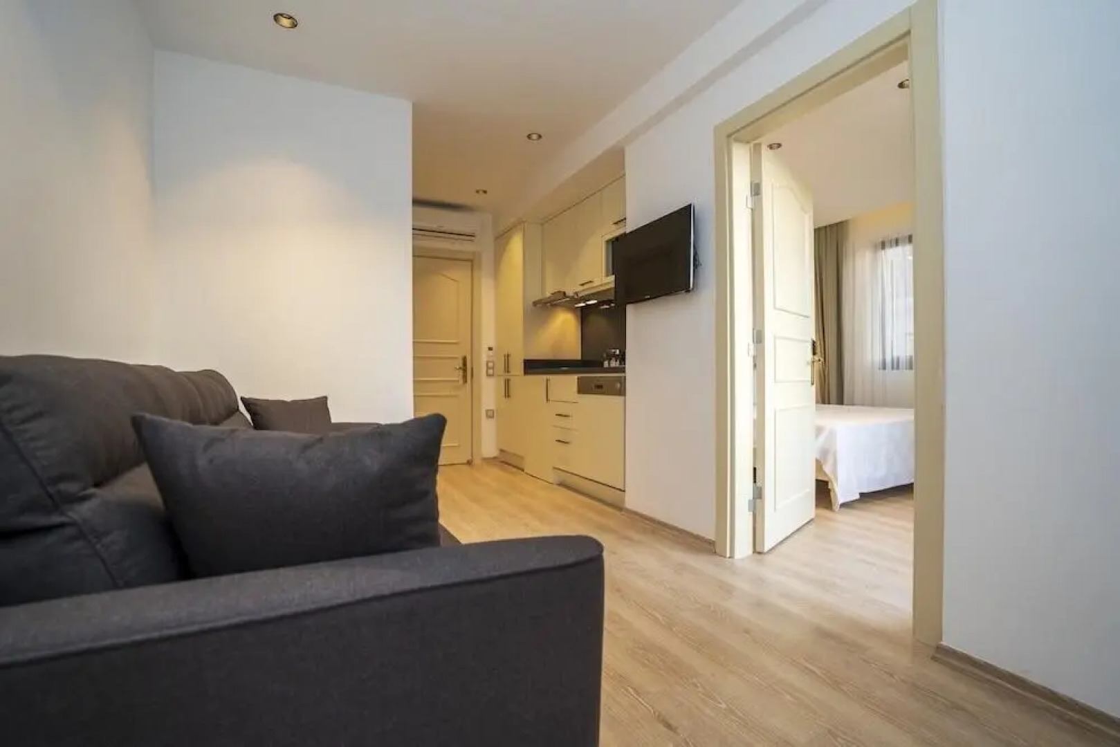 Апарт-отель Channel Suites