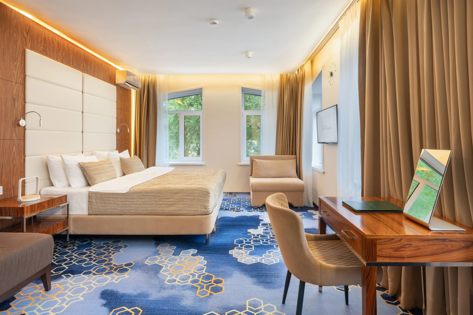 Отель V Hotel&Rooftop Lounge