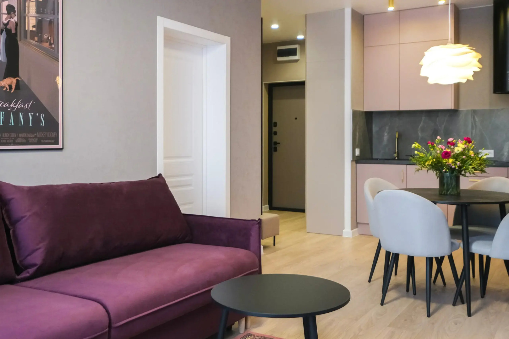 Большая Однокомнатная Квартира с Видом на Реку и Новым Ремонтом