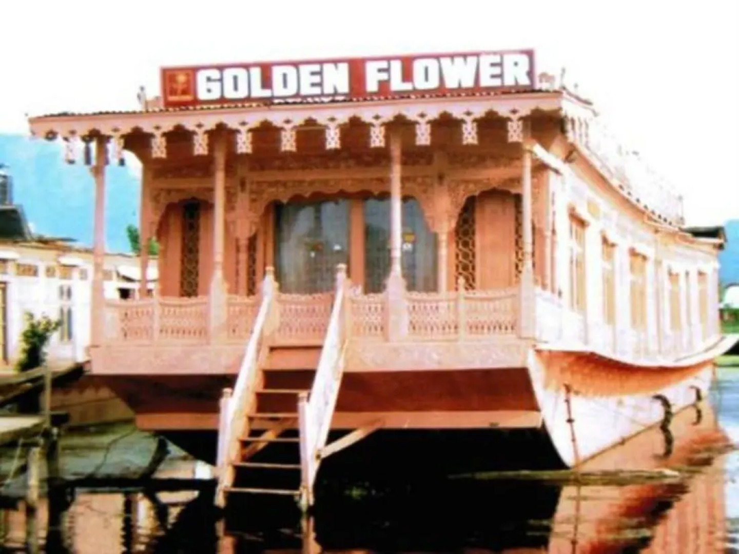 Отель Houseboat Golden Flower
