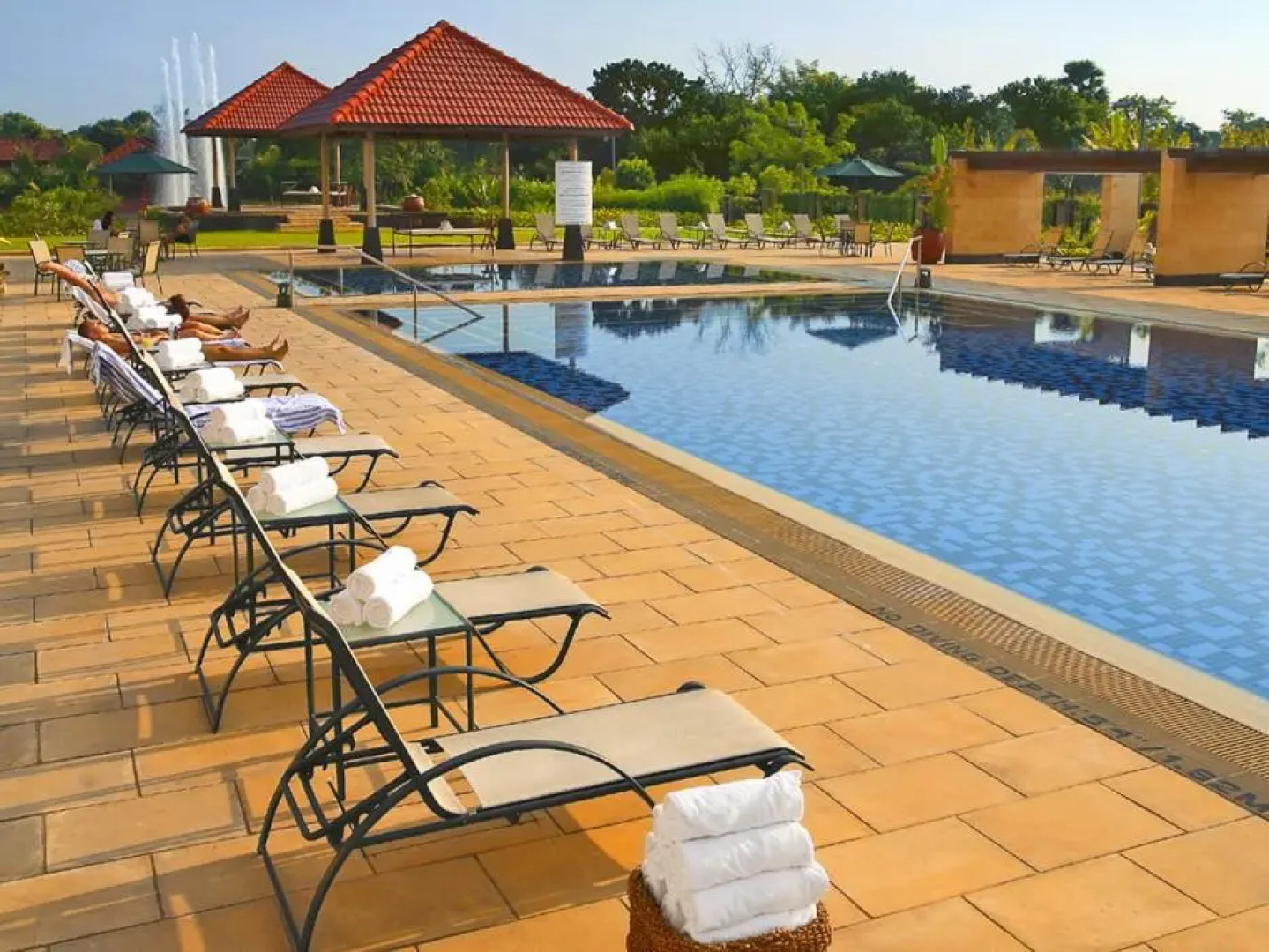 Отель Radisson Blu Dhaka Water Garden