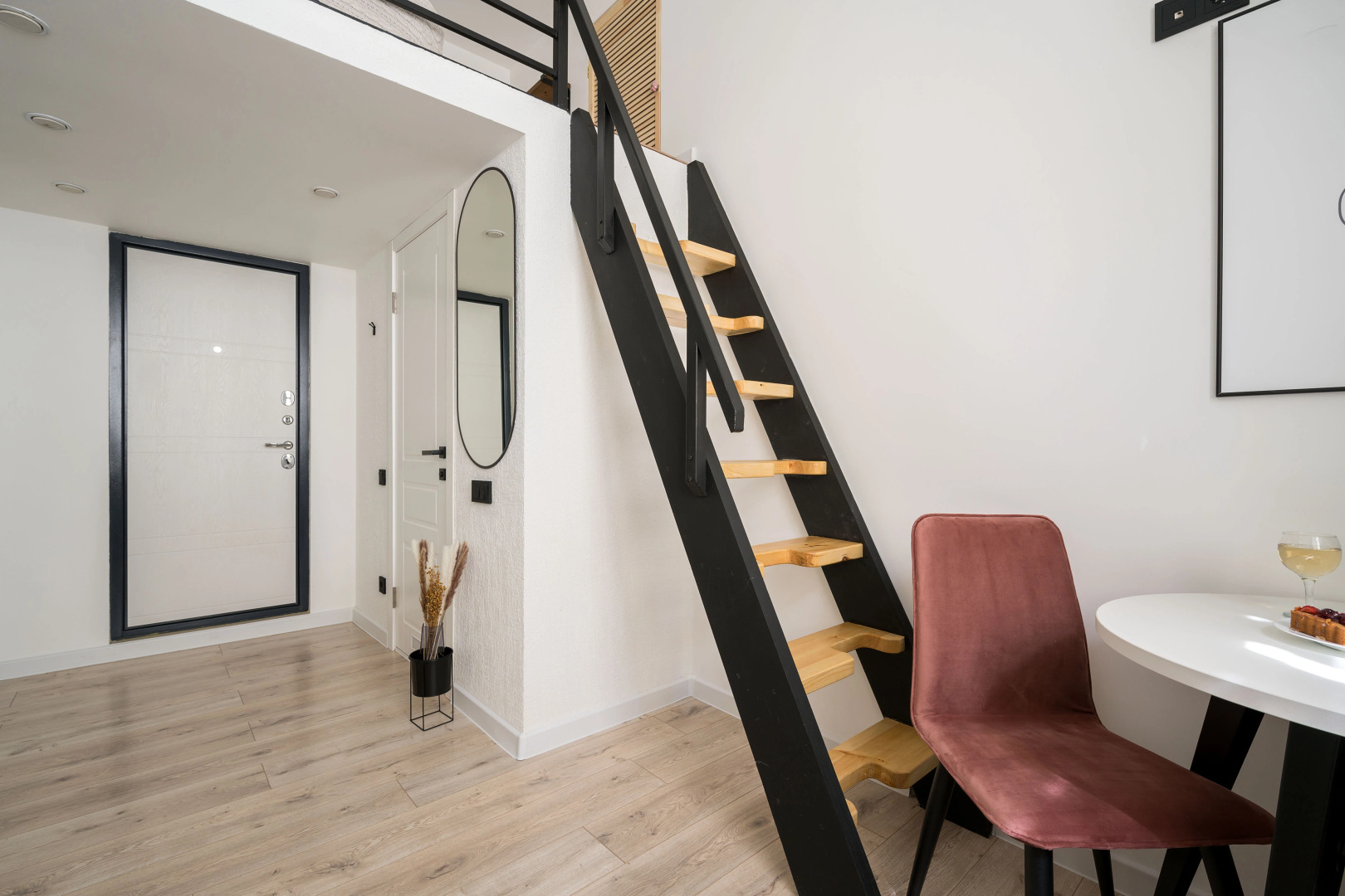 Апартаменты Уютная Двухуровневая Студия в Центре