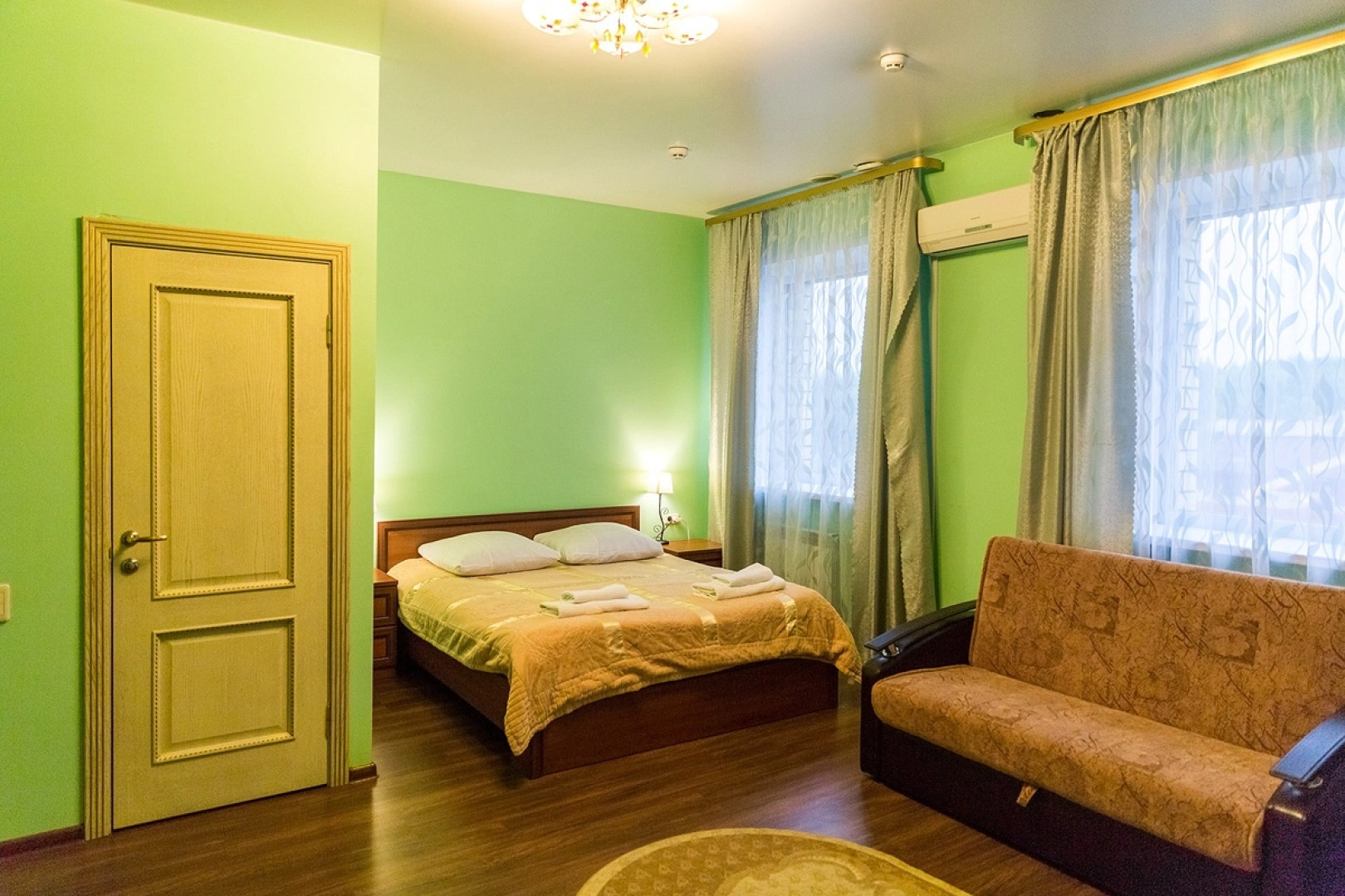 Отель Корона