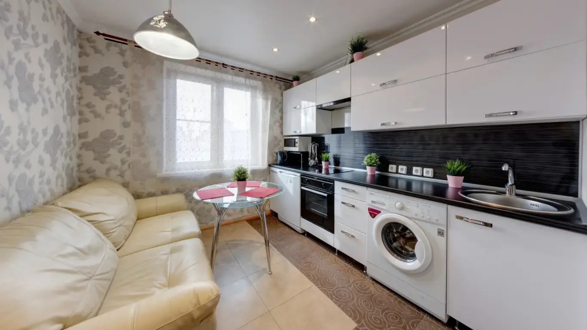 Апартаменты Стандартные с Балконом и Видом на Город на площади МОПРа