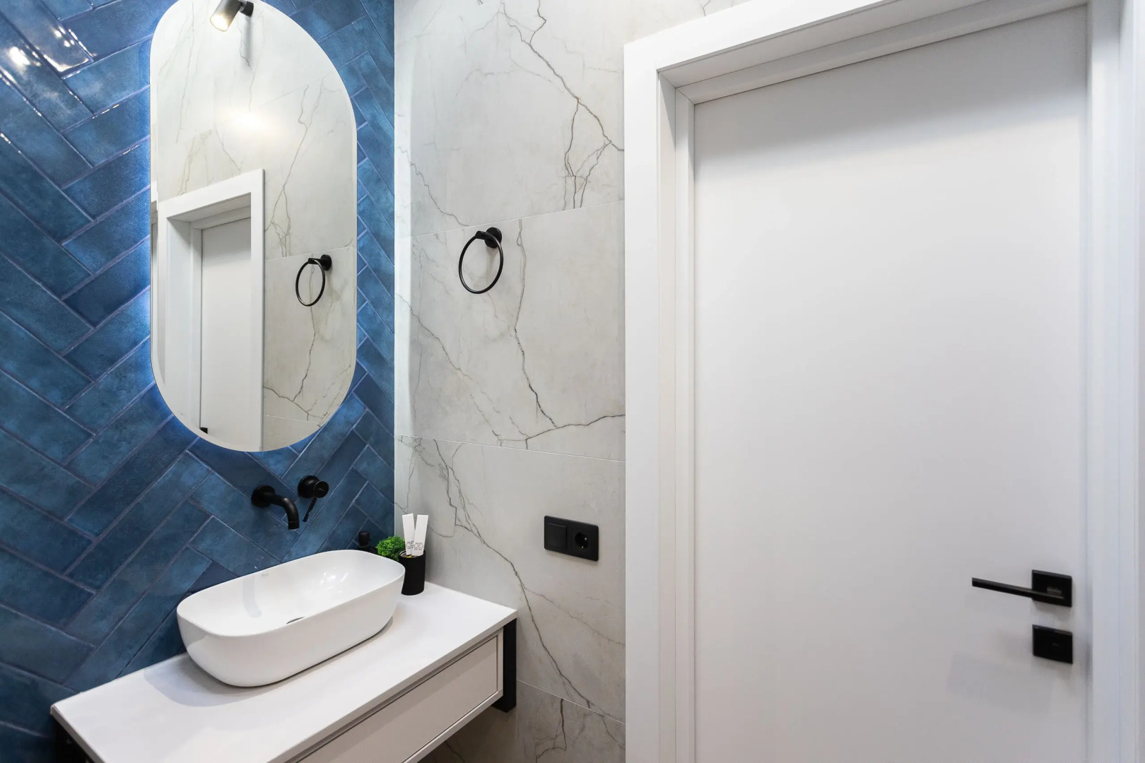 Квартира с Мансардными Окнами и Видом на Море