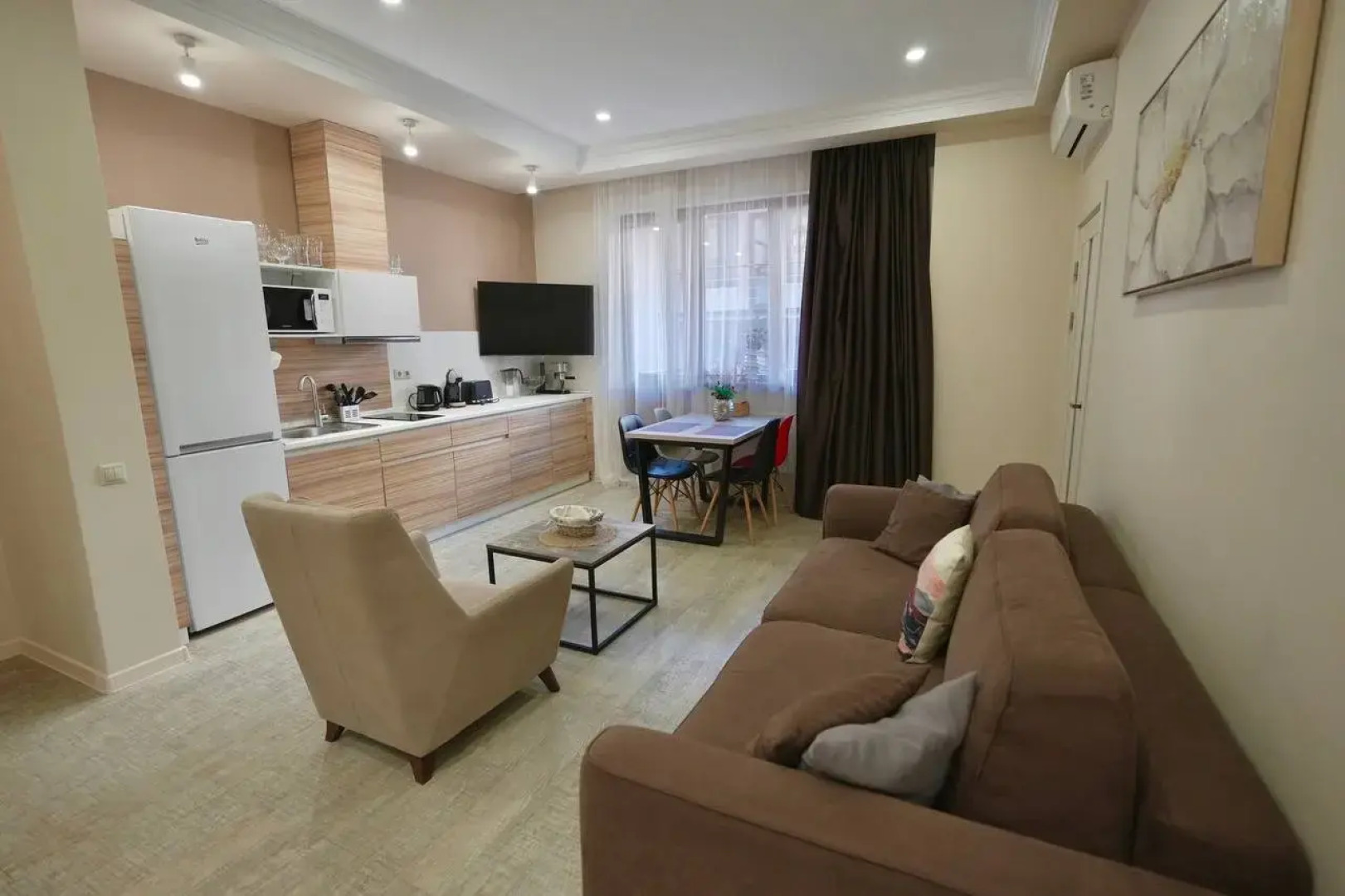 Квартира Двухкомнатная напротив ТЦ Горки Город