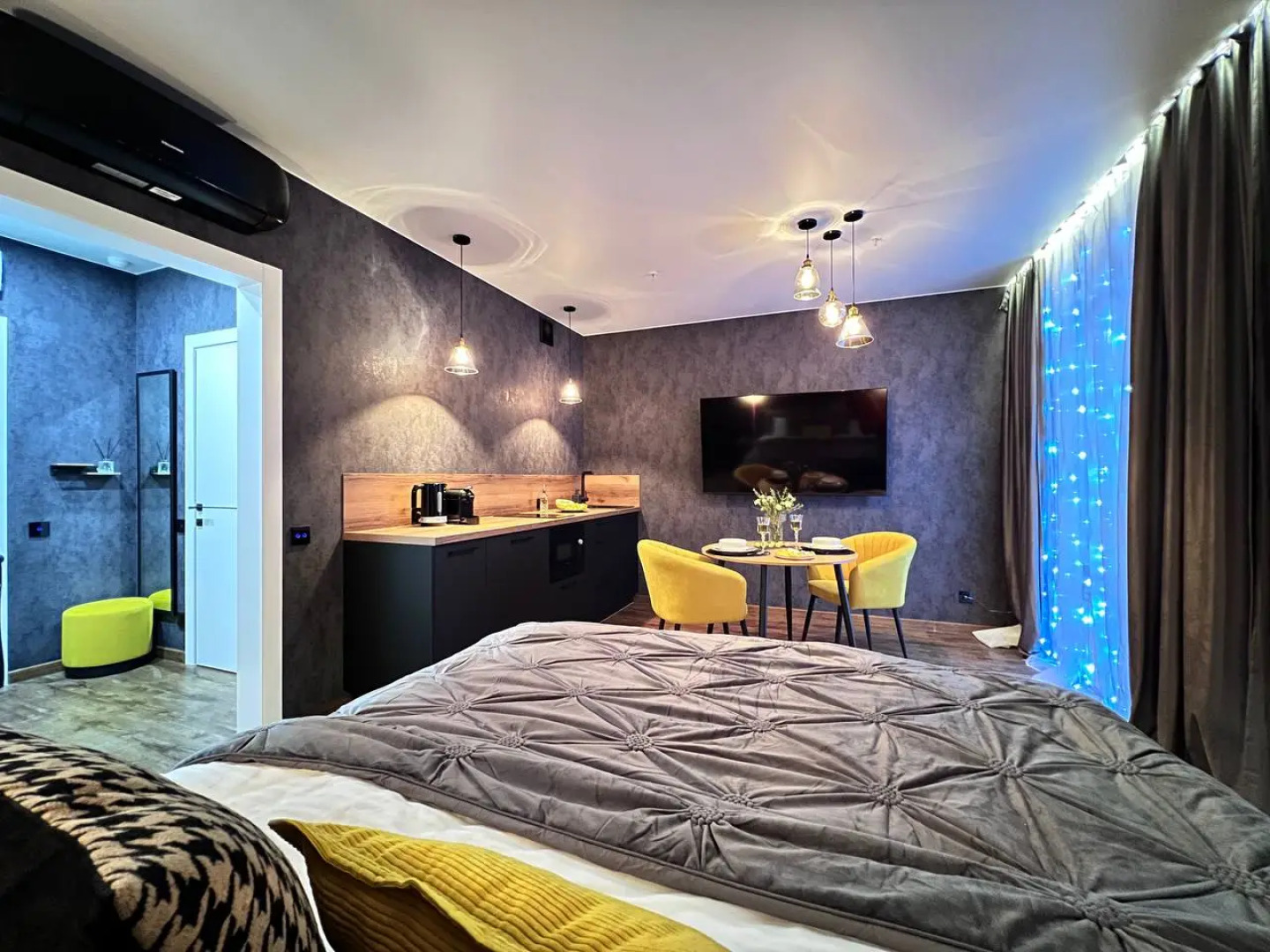 Апартаменты УHИKAЛЬНAЯ СTУДИЯ С МИНИ-БАСCЕЙHОМ НA ДВOИХ!