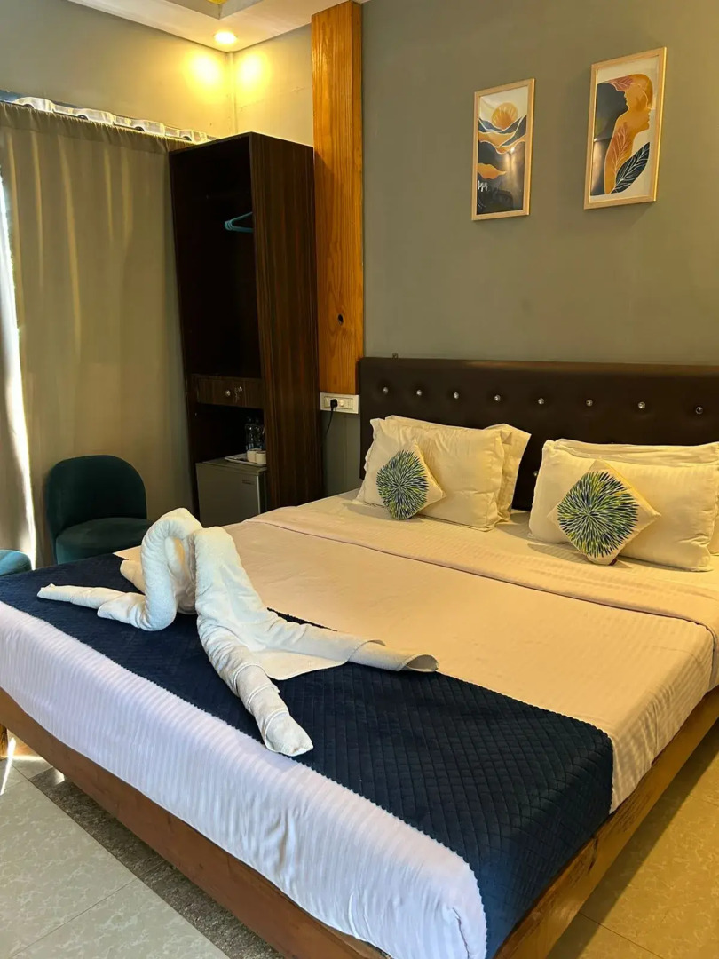 Hotel YogiTree beach Resort & Cafe