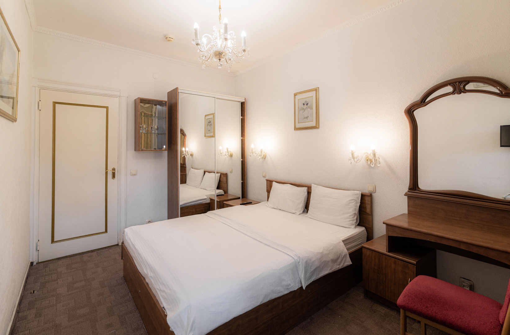 Отель Ист-Вест