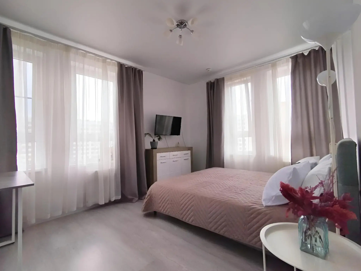 Квартира Двухкомнатная с Балконом и Красивым Видом