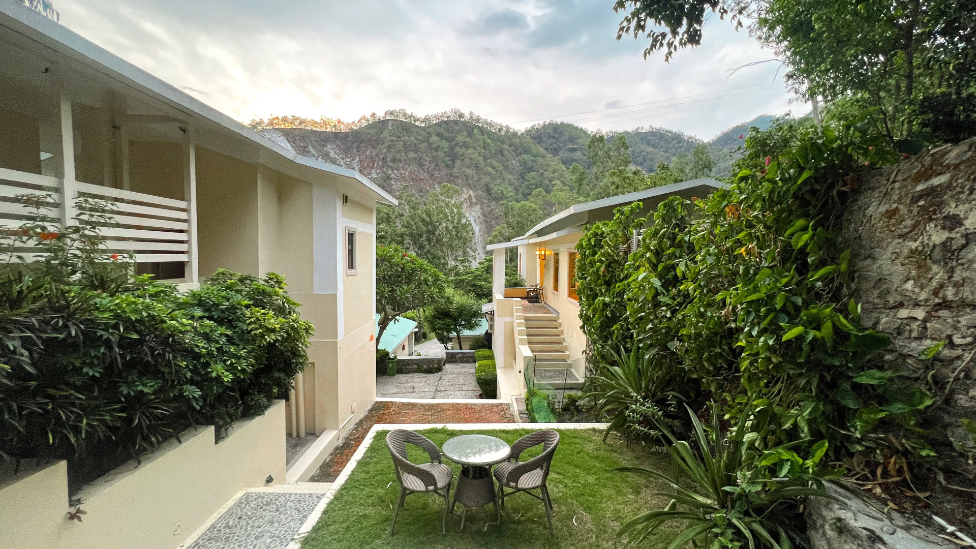 Отель The Solluna