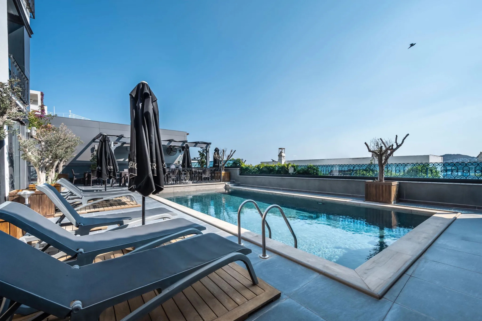 Отель Art & Interiors