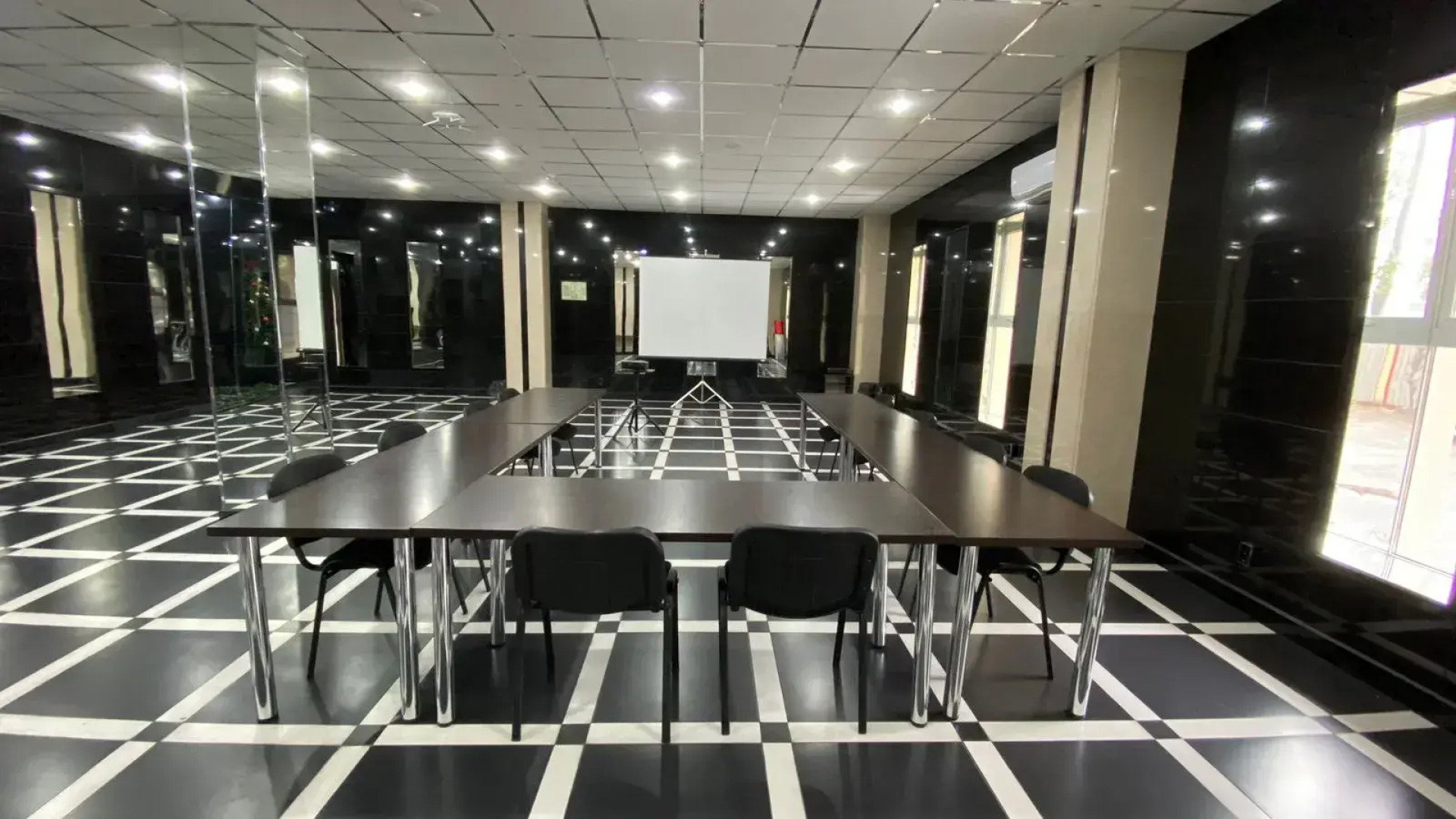 Отель Forum Plaza