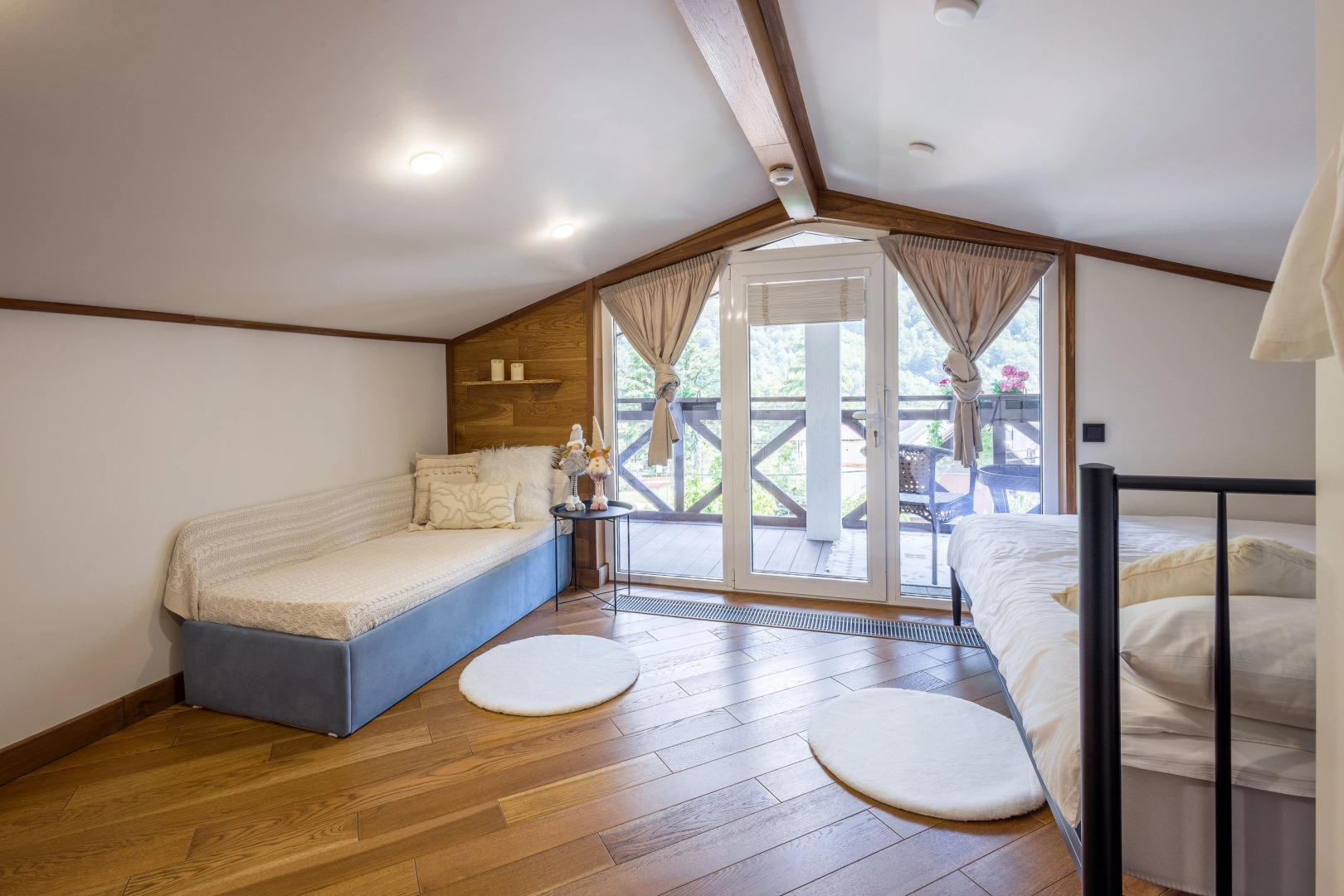 Частный дом у сквера в центре Поляны