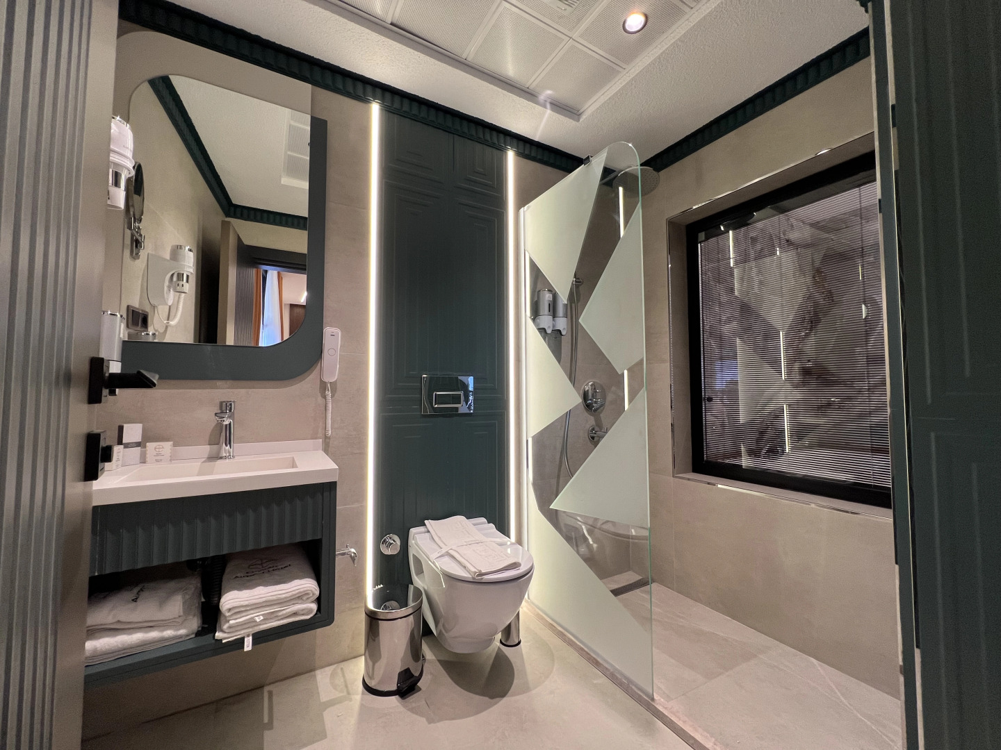 Hotel Elysian Airport