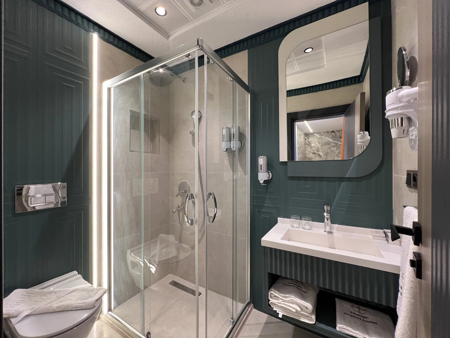 Hotel Elysian Airport