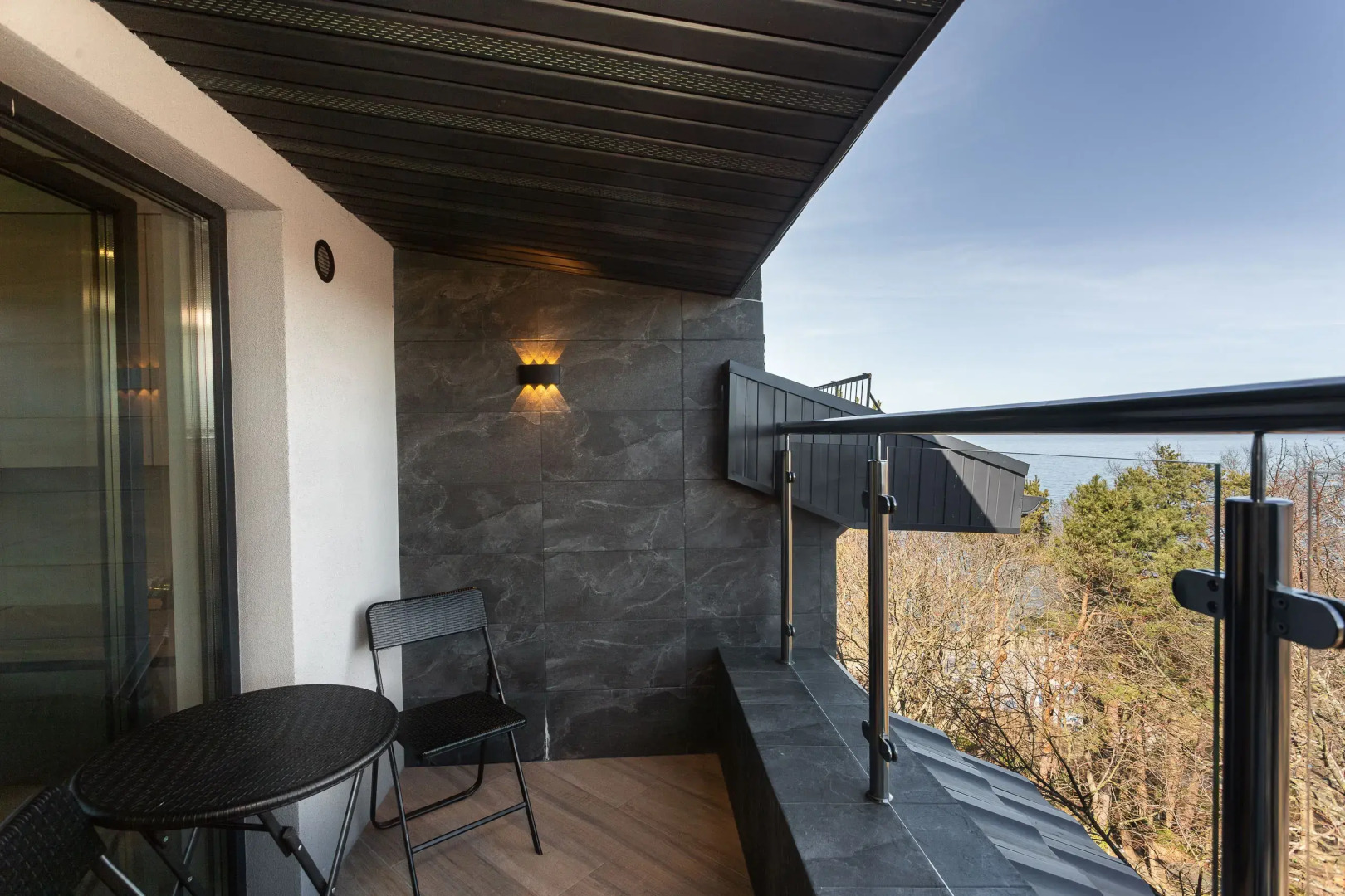 Квартира с Мансардными Окнами и Видом на Море