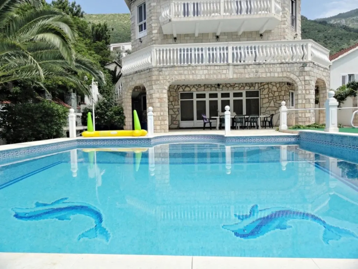 Вилла Petrovac с бассейном 6 спален