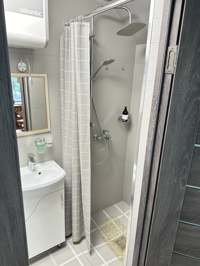 Частный дом MedvedHouse с большой территорией в тихом месте в центре Изборска