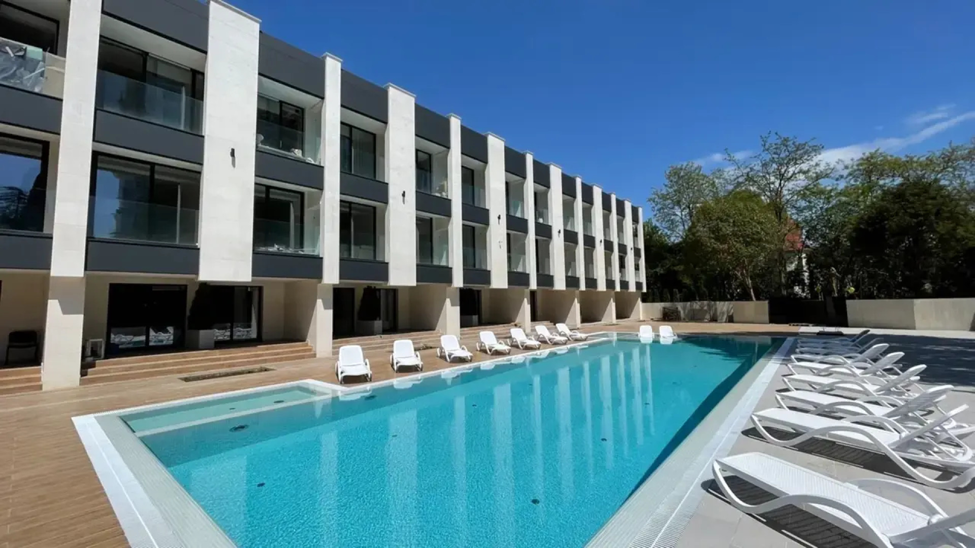 Апартаменты в отеле с подогреваемым бассейном