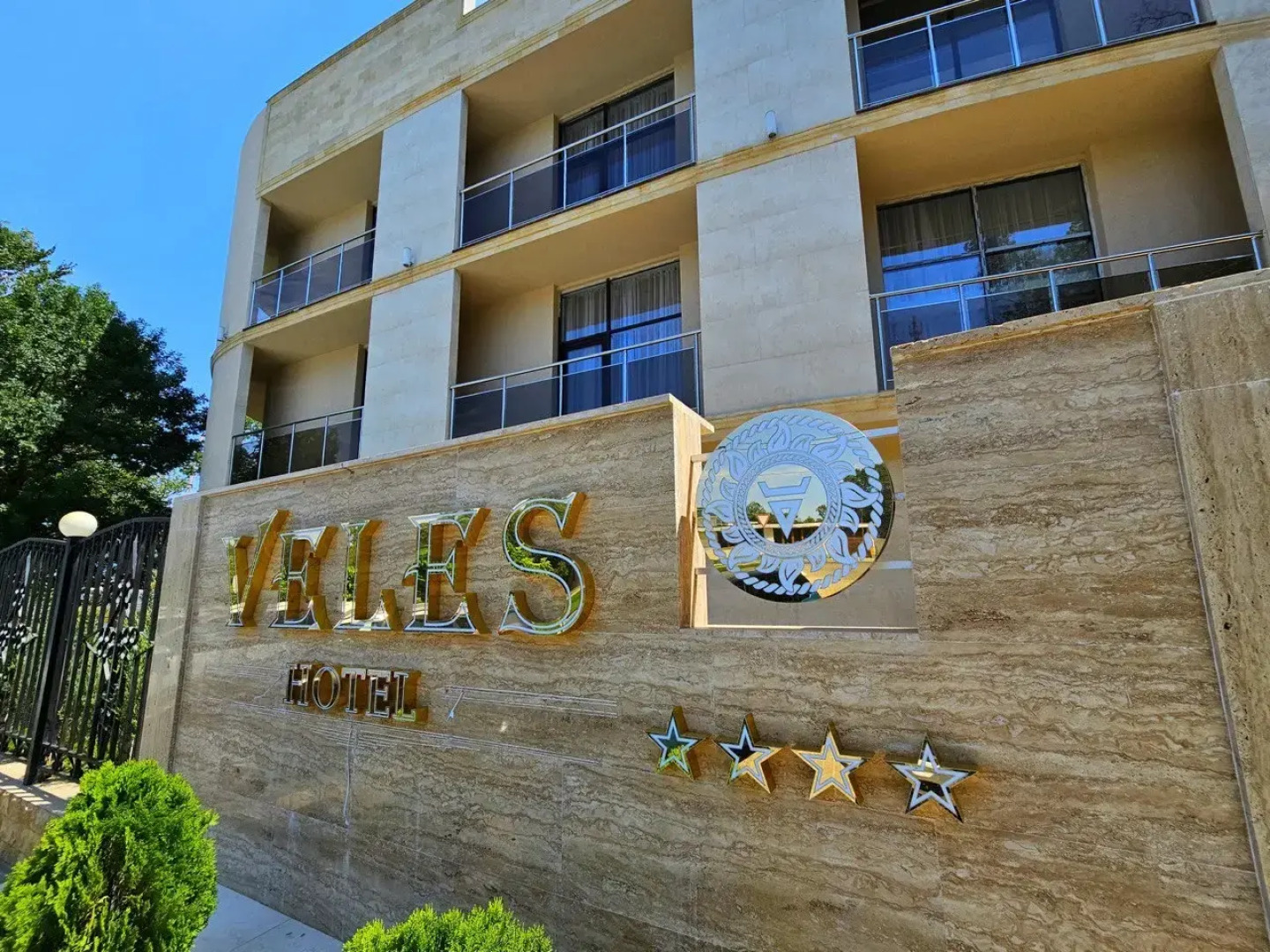 Отель Велес