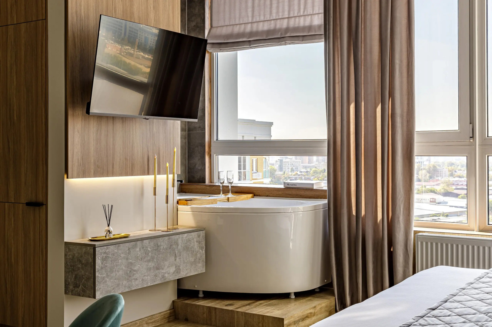 Апартаменты VIP студия с роскошной ванной у панорамного окна