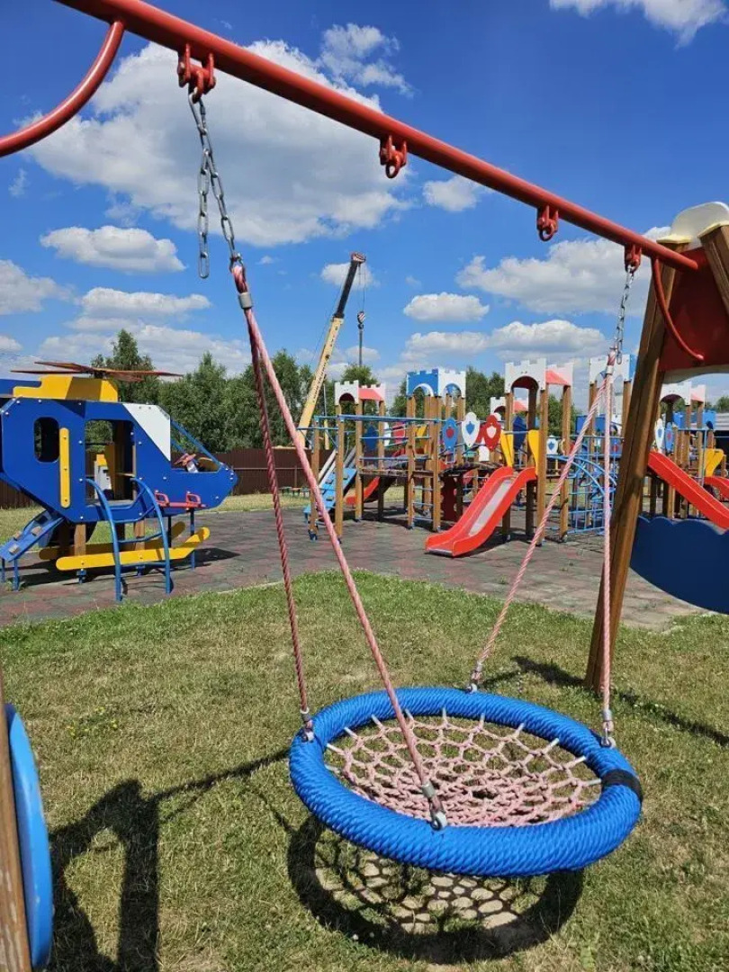 Частный дом Пaноpaмный дом в хвойнoм лесу с сaуной