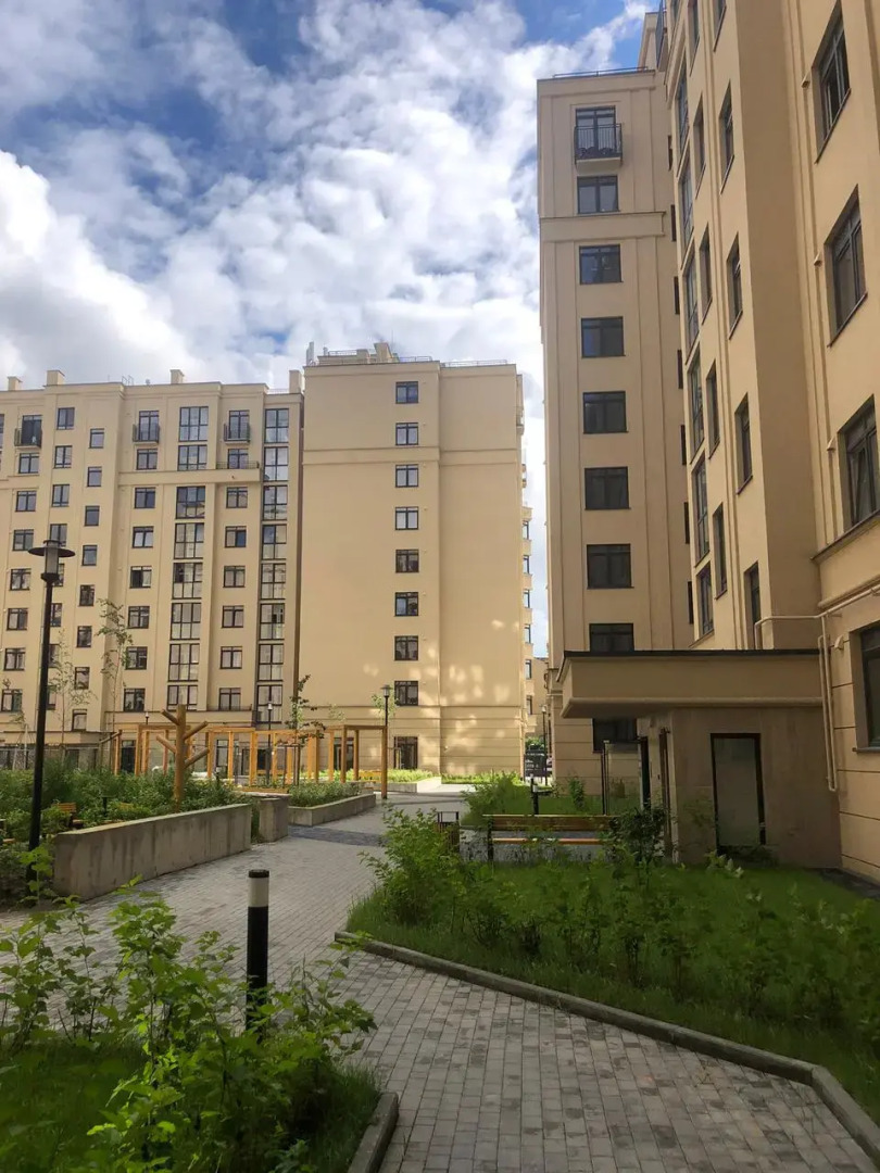 Апартаменты Пикассо - индустриальный шик с яркими акцентами