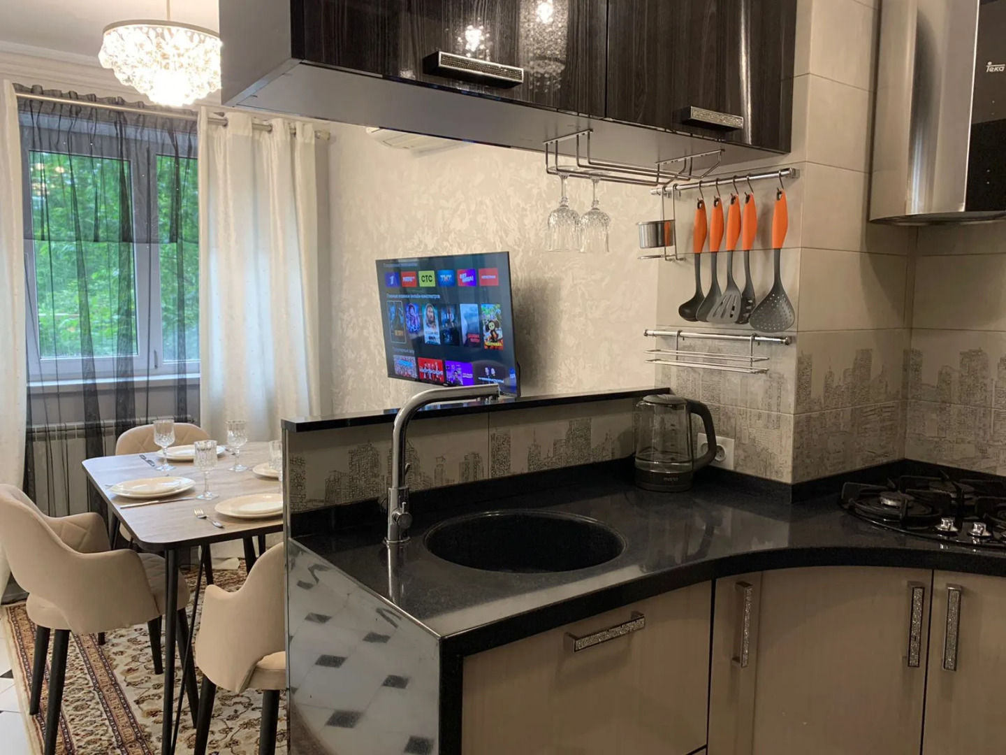 Апартаменты "Эленика" 2-х комнатная Квартира с выходом в парк в Центре города