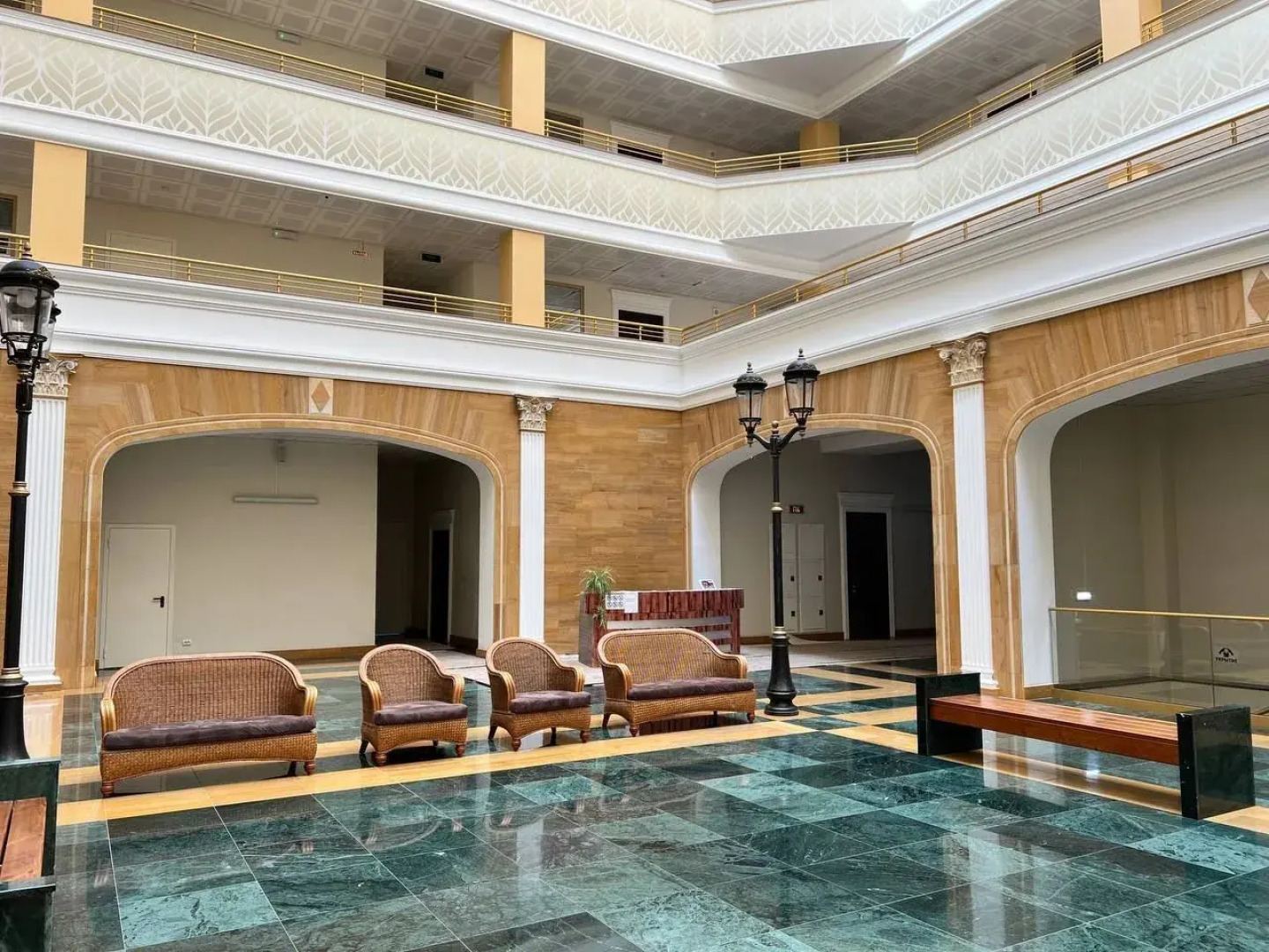 Апартаменты на Ялтинской улице, 12А. ЖК «Шато Лувр»