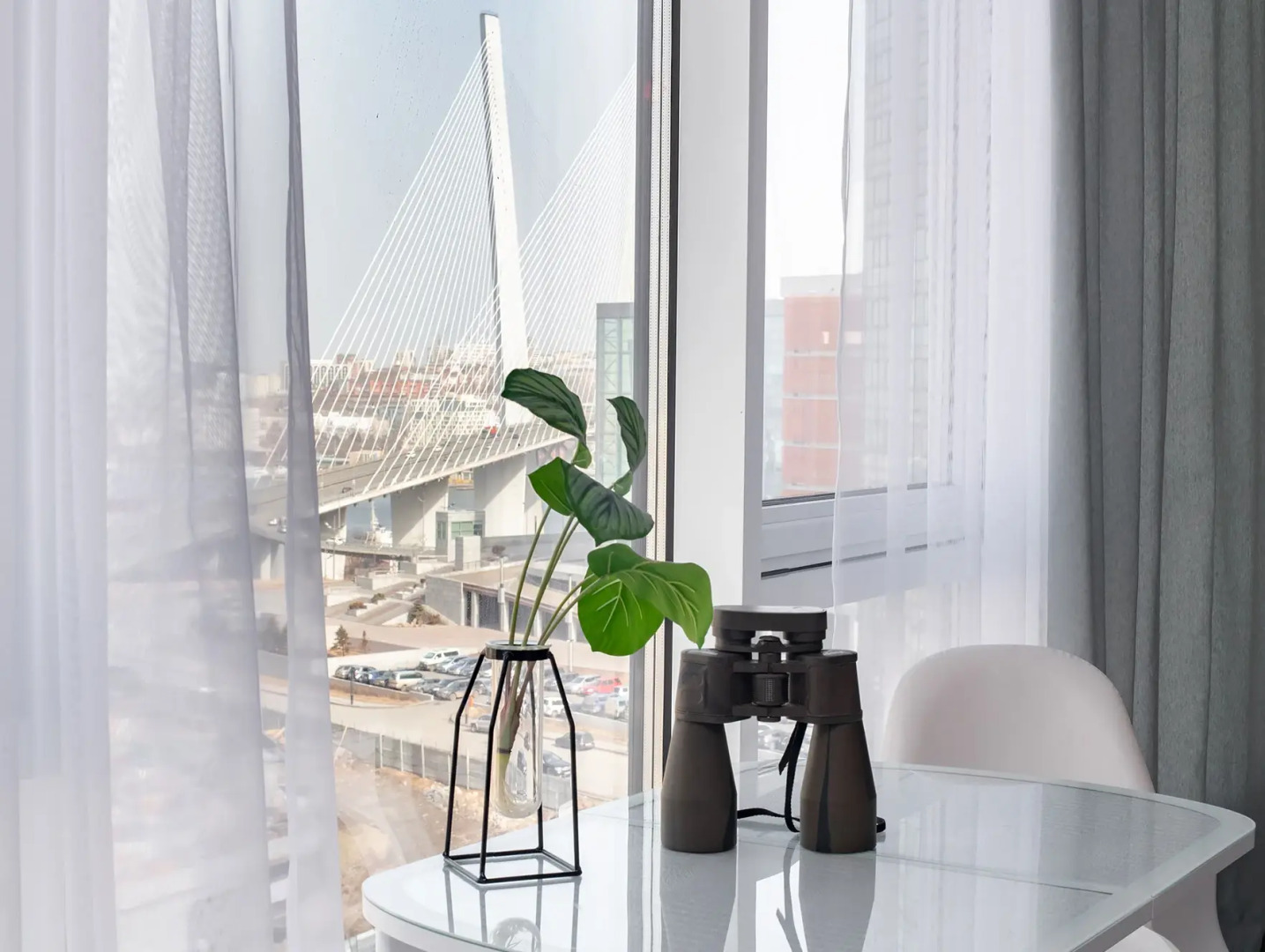 Апартаменты на высоком этаже с видом на мост, недалеко от центра. Брянская 18.