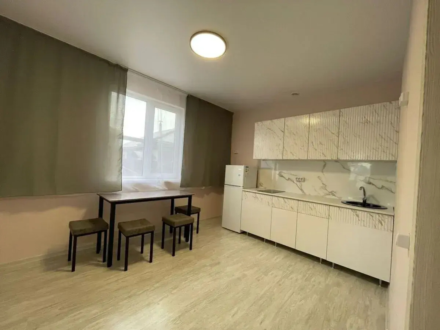 Апартаменты Вместительные Двухкомнатные  №1  в Новом Доме для Проживания от 1 до 4 Человек