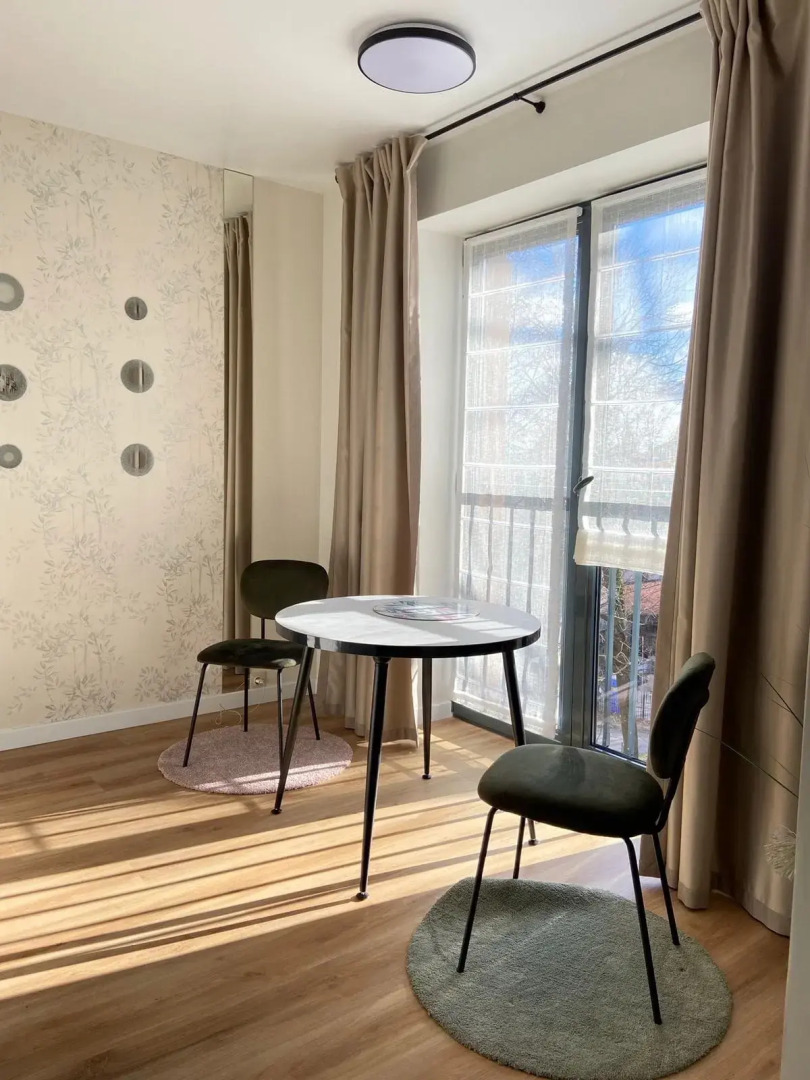 Апартаменты у берега моря с видом на парк