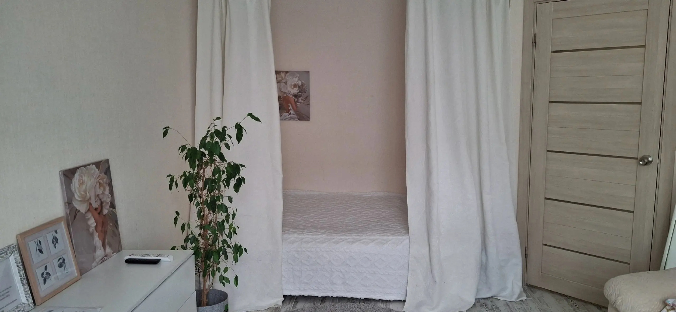 Квартира с подвесными креслами из ротанга на панорамной лоджии