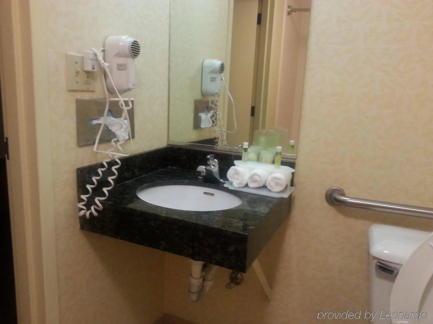 Отель Comfort Inn & Suites
