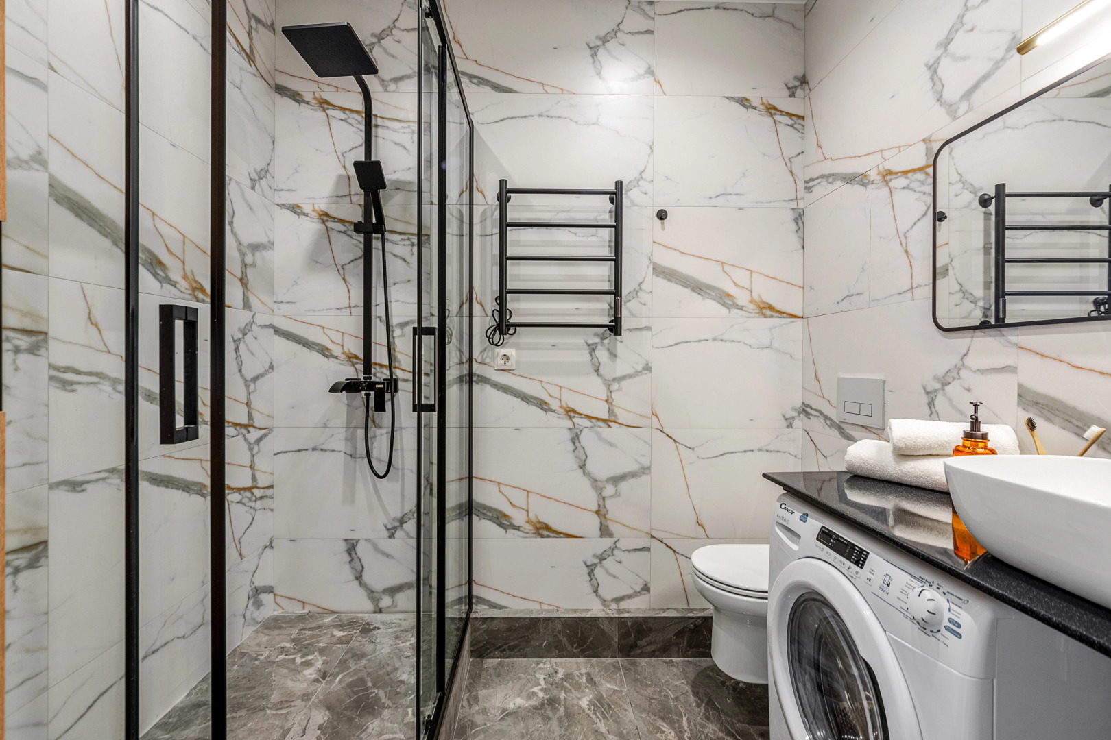 Апартаменты 1896. Дизайнерская Квартира с Тропическим Душем