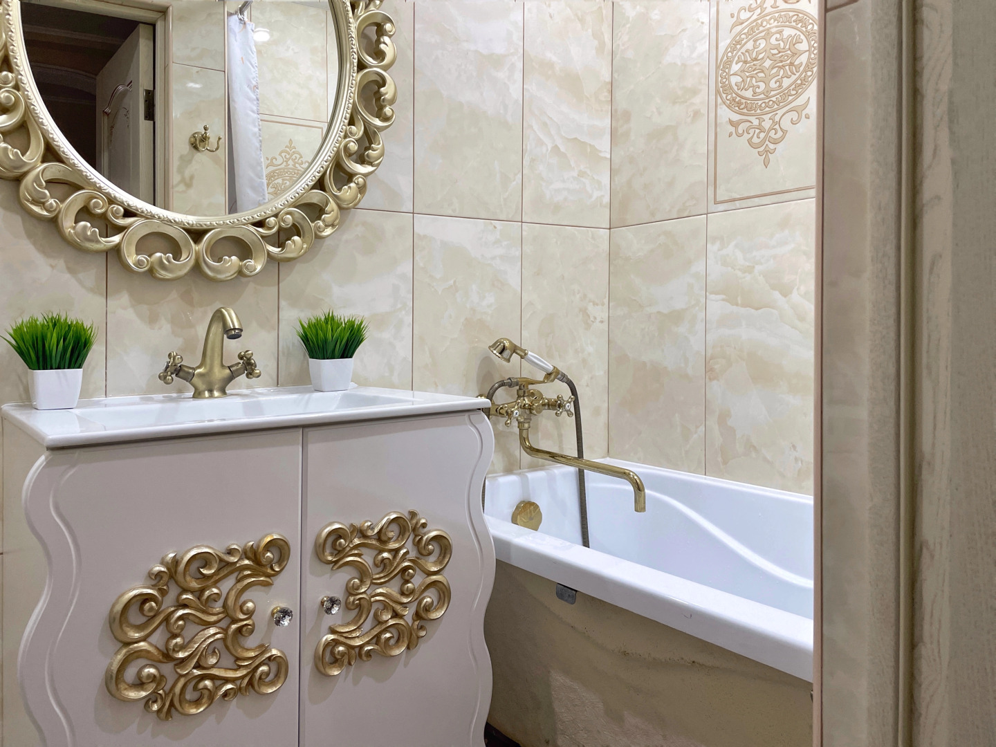 Квартира Шикарная в Центре Города с Двумя Спальнями