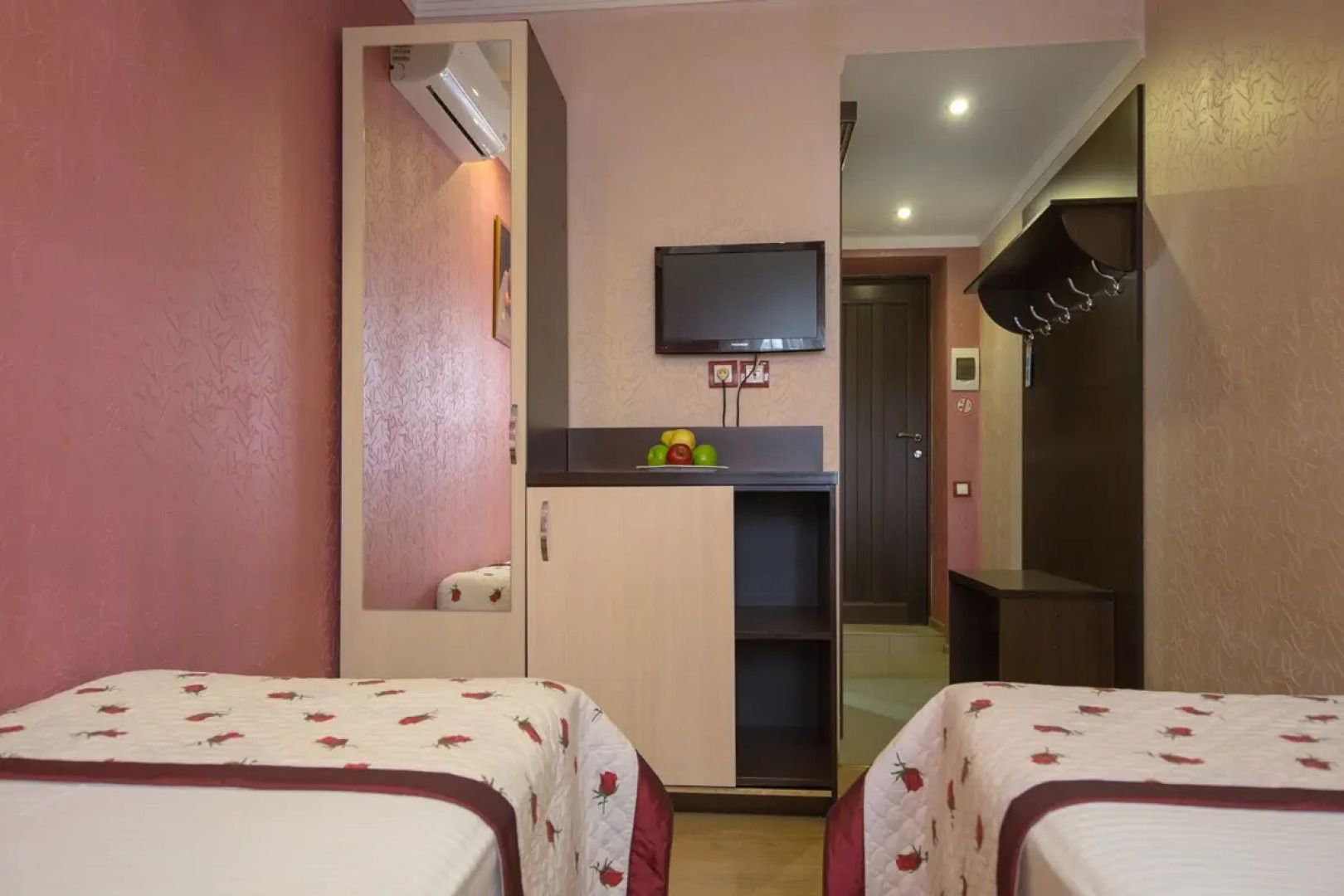 Отель Людмила