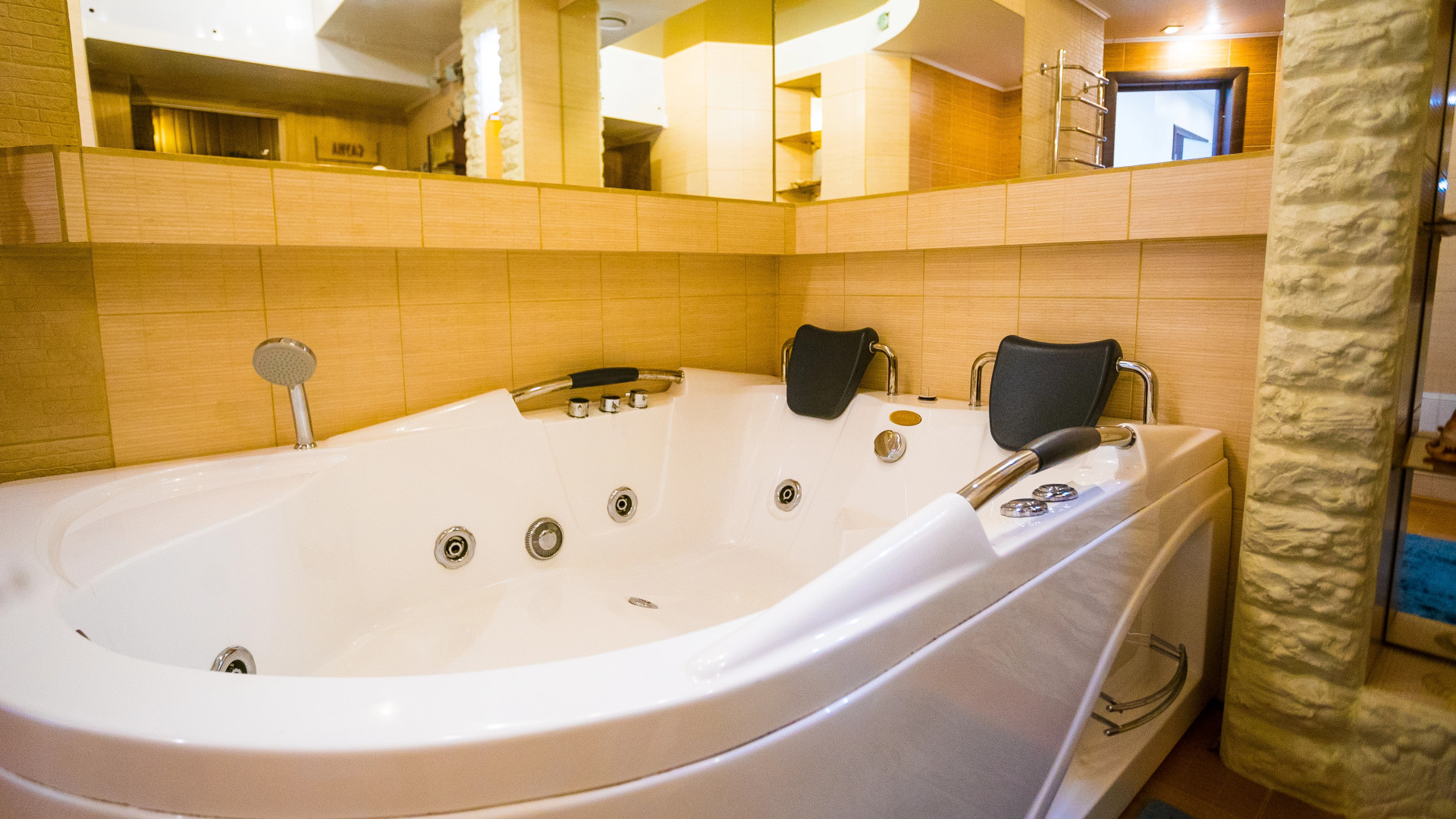 Апартаменты Центр города в 5 минутах езды размещение 12 мест, сауна, кондиционер