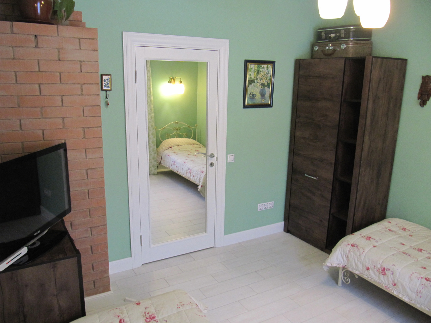 Частный дом с камином на берегу реки