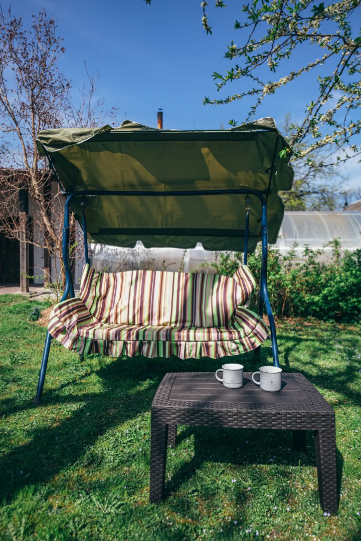 Частный дом в центре города с зеленым садом