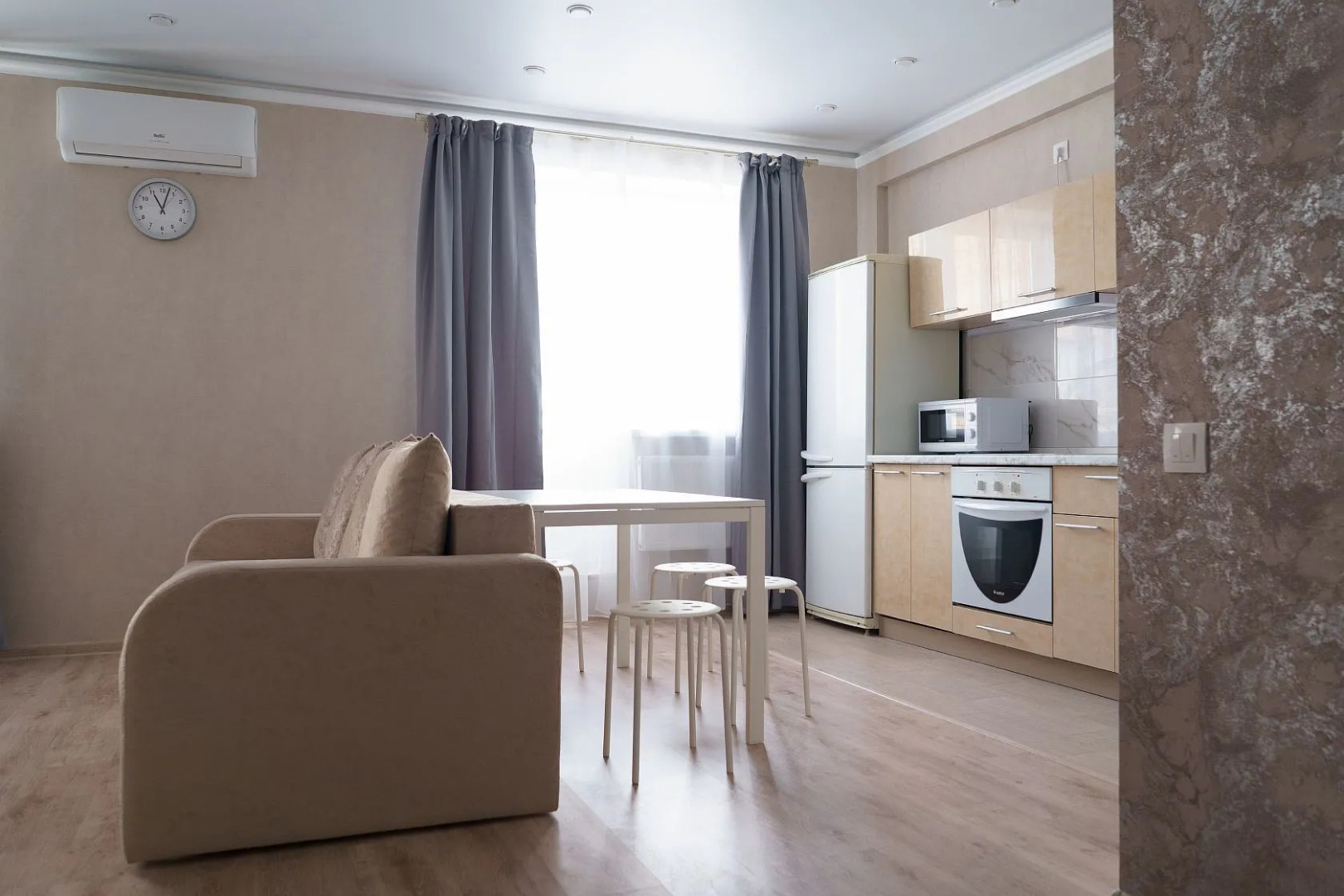 Апартаменты Right Room студия люкс на Пухова 56