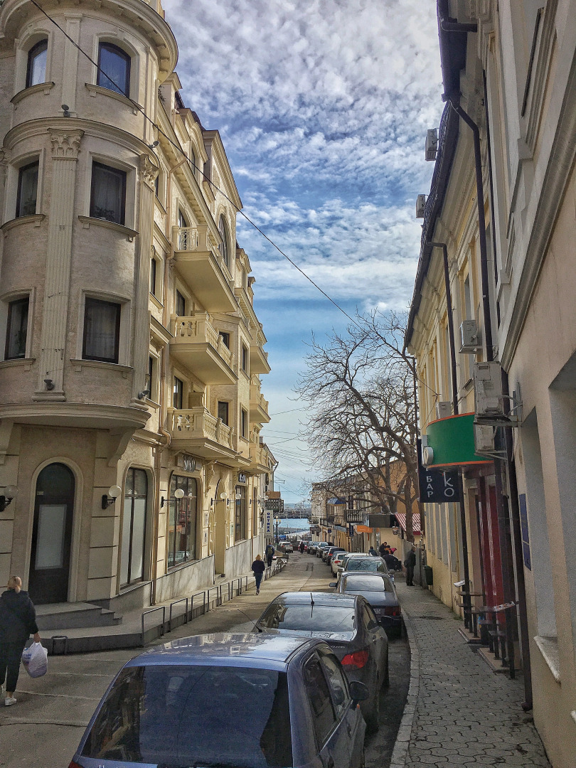 Двухкомнатная квартира с балконами на Набережной Ялты