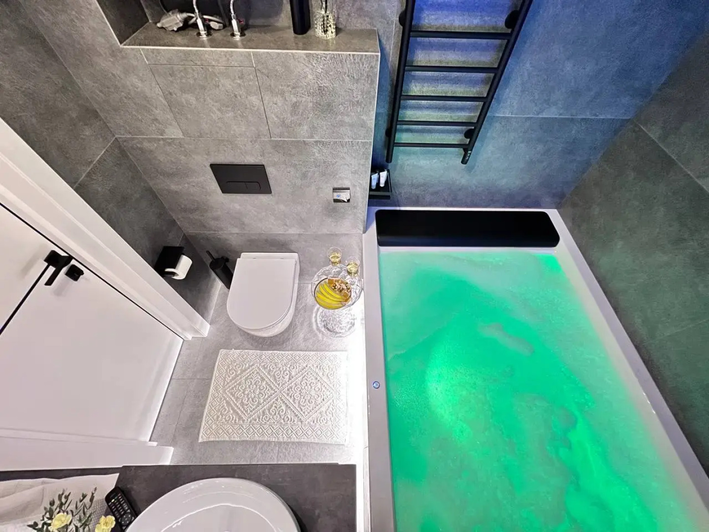 Апартаменты УHИKAЛЬНAЯ СTУДИЯ С МИНИ-БАСCЕЙHОМ НA ДВOИХ!