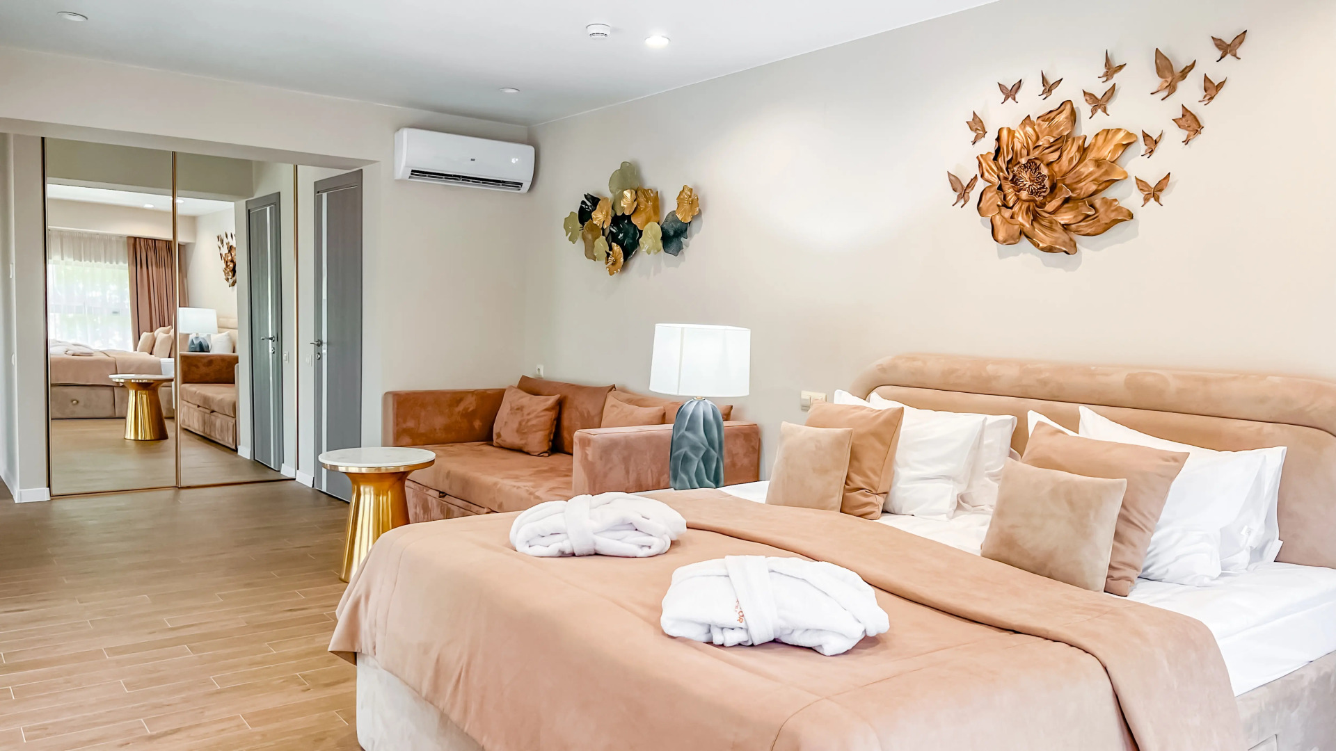 Отель Mirror Family