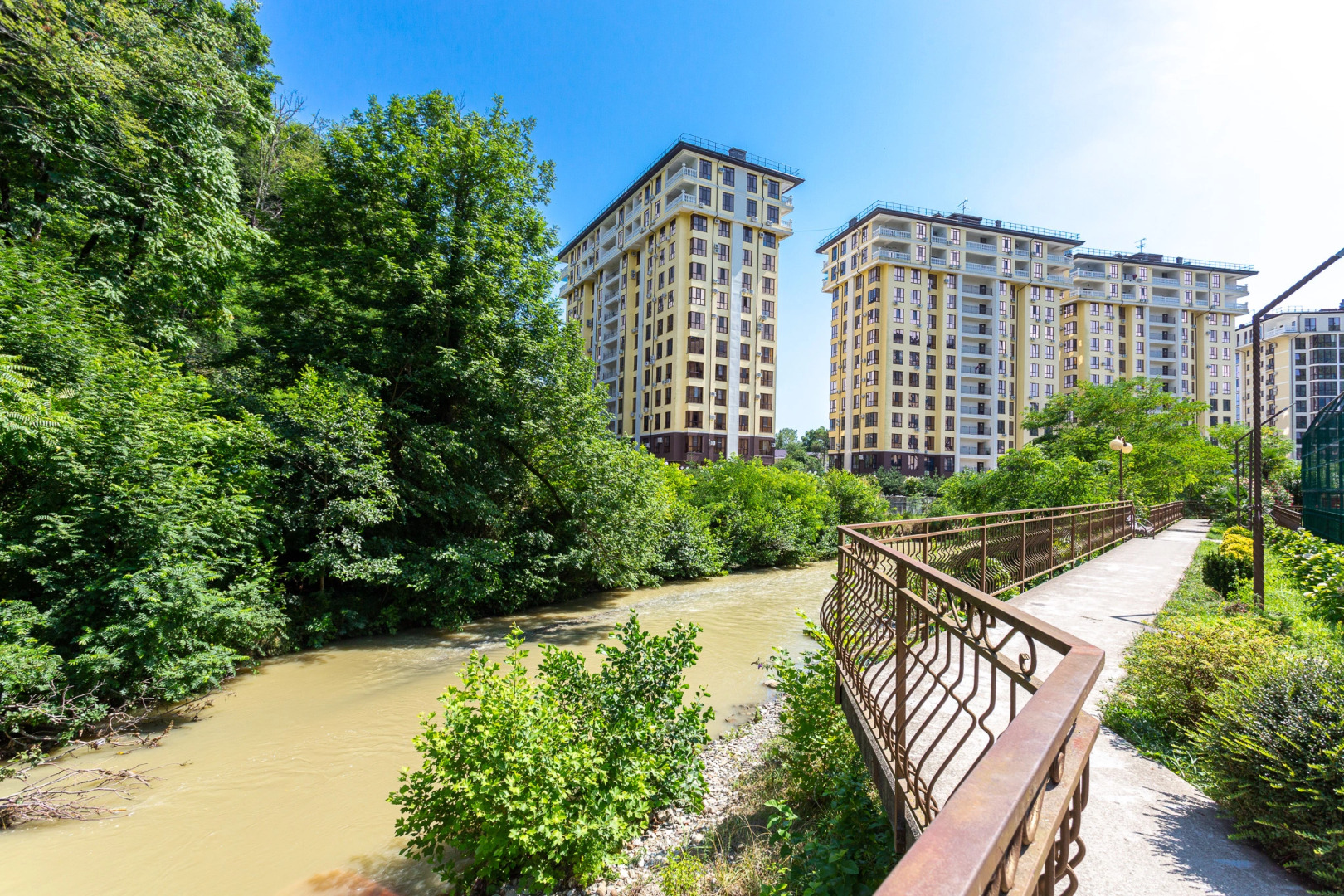 Просторная стильная квартира с видом на горы. Кватро 43