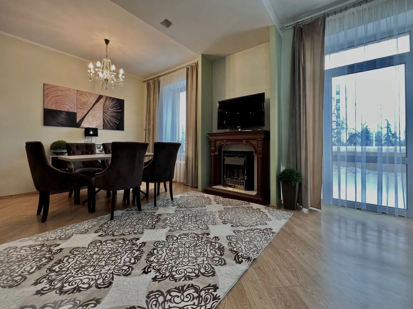 Апартаменты ЦЕНТР Свердлова 24 Трехкомнатная