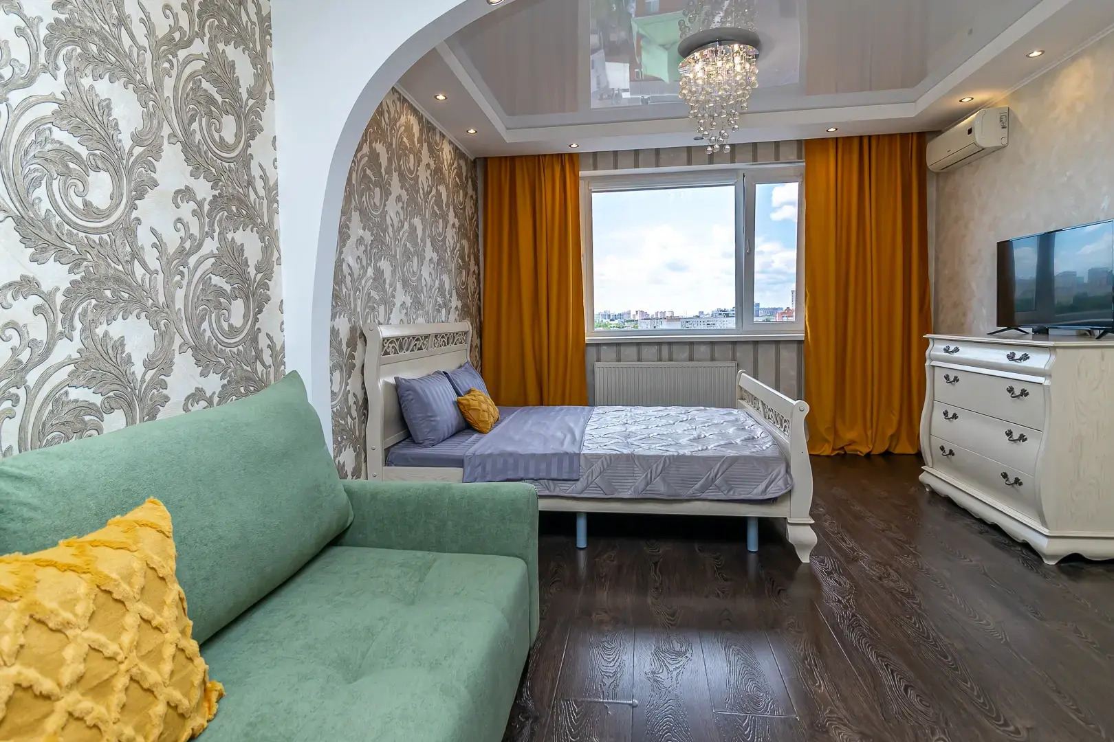 Квартира Просторная двухкомнатная недалеко от парка Галицкого